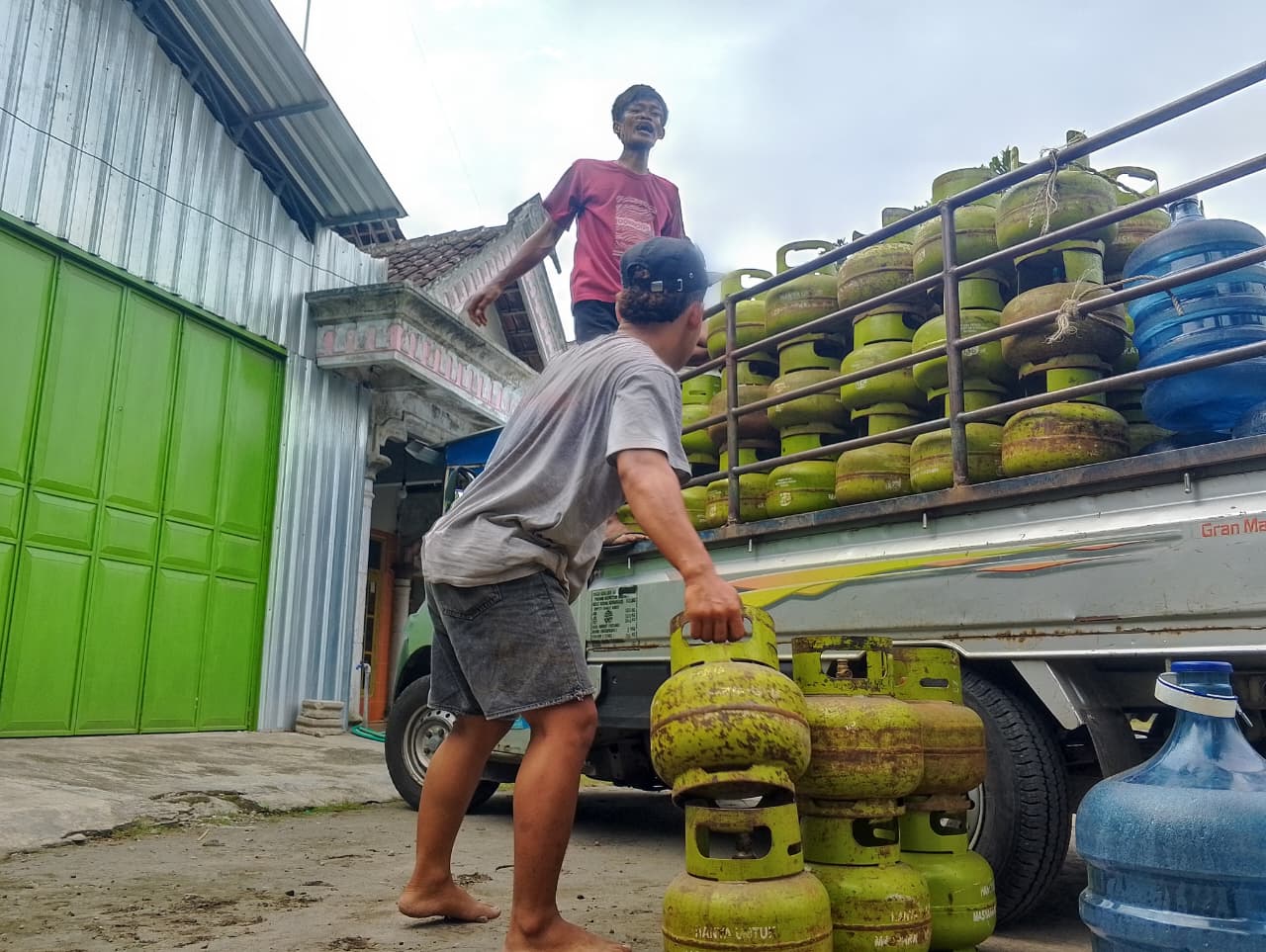 &lrm;TERSEDIA: Salah satu toko di Kecamatan Udanawu yang masih memiliki ketersediaan gas LPG 3 kilogram.