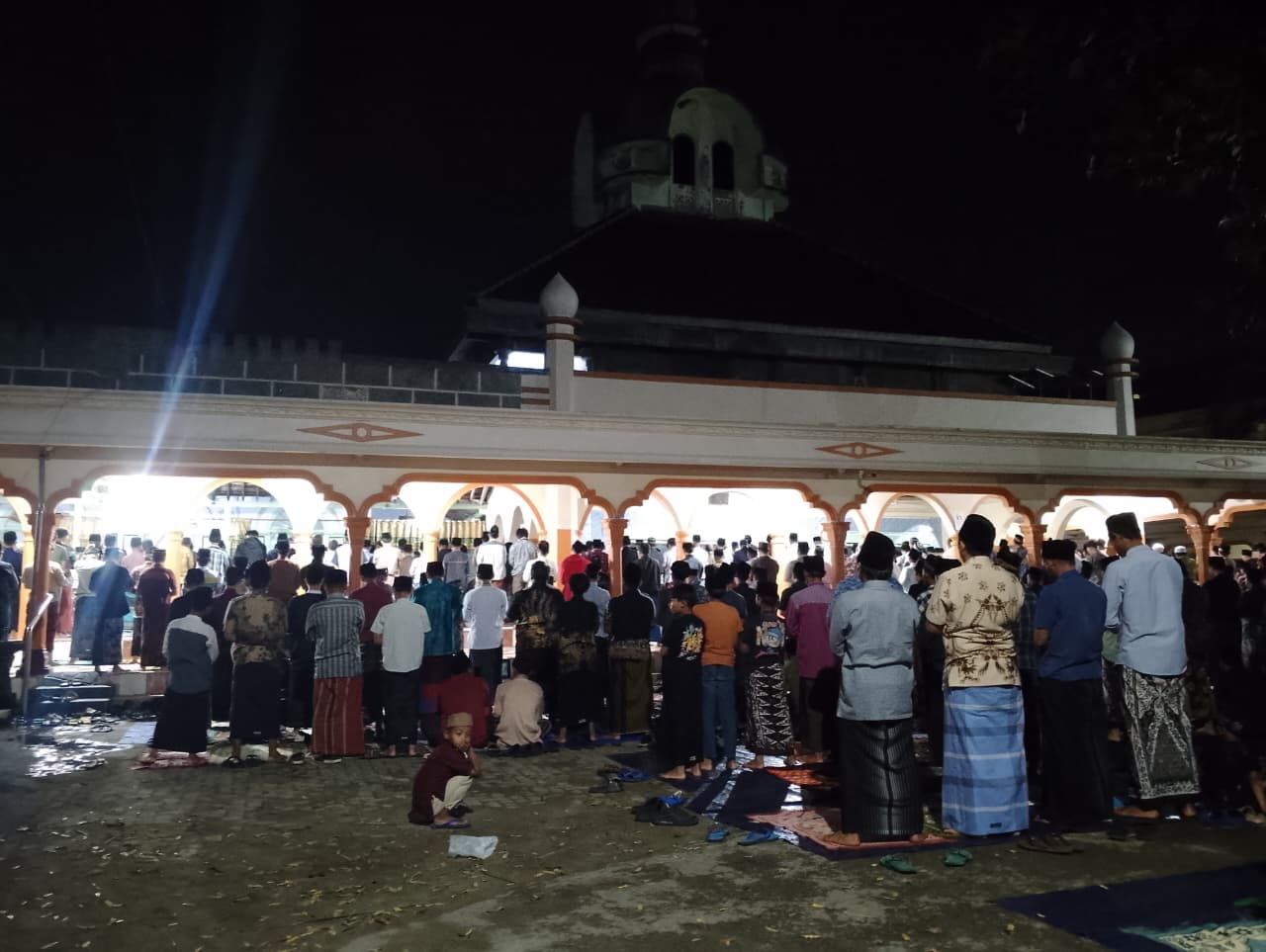&lrm;TRADISI: Salat Tarawih di Ponpes Mantenan pada awal Ramadan 1447 Hijriah. Tarawih Kilat Ponpes Mantenan Jadi Magnet Warga Tradisi &lrm;Berawal dari Empati Pada Petani Dicetuskan Mbah Kiai Abdul Ghofur Se