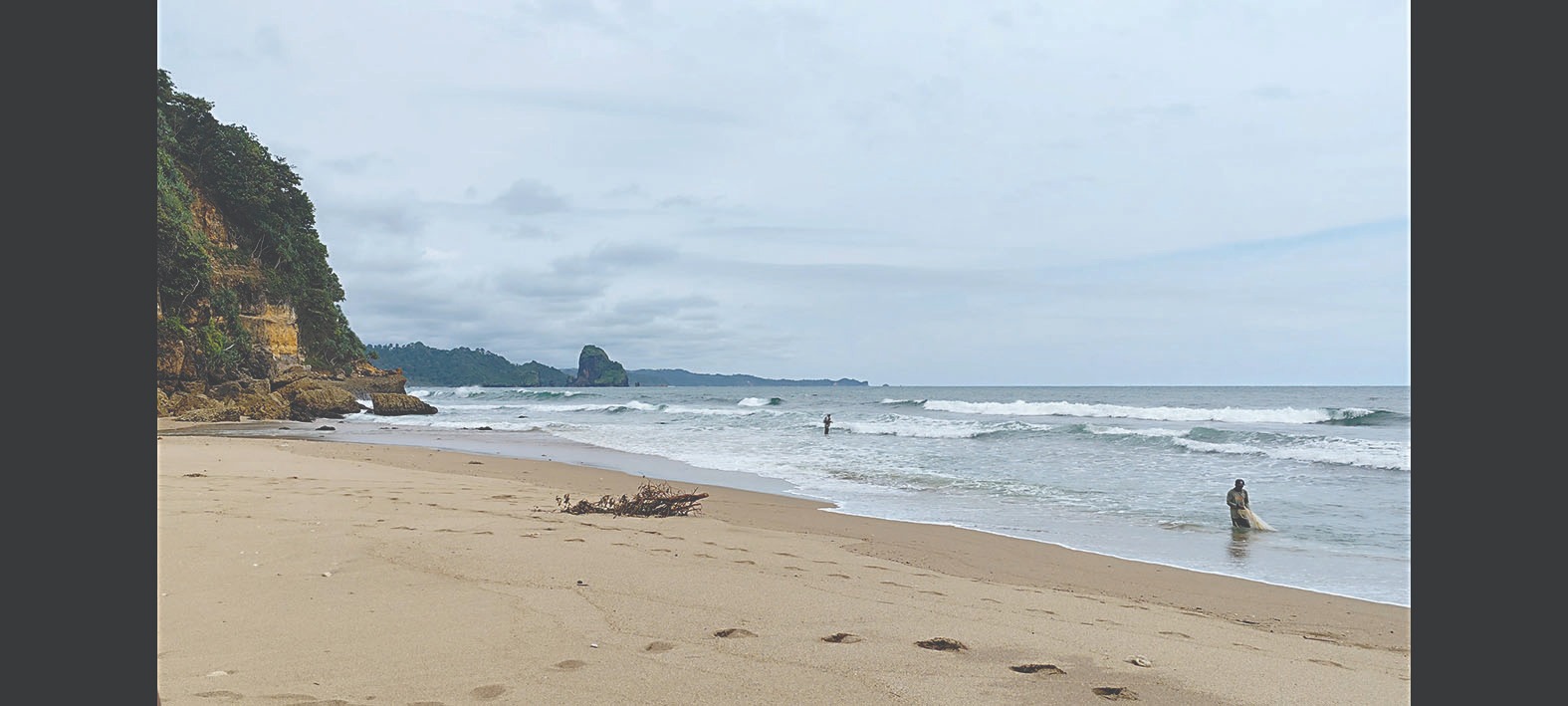 SEPI DAN TENANG: Suasana Pantai Bukit Indah di Desa Kaligambir, Kecamatan Panggungrejo dianggap cocok untuk tempat refresing dan healing menghilangkan penat.