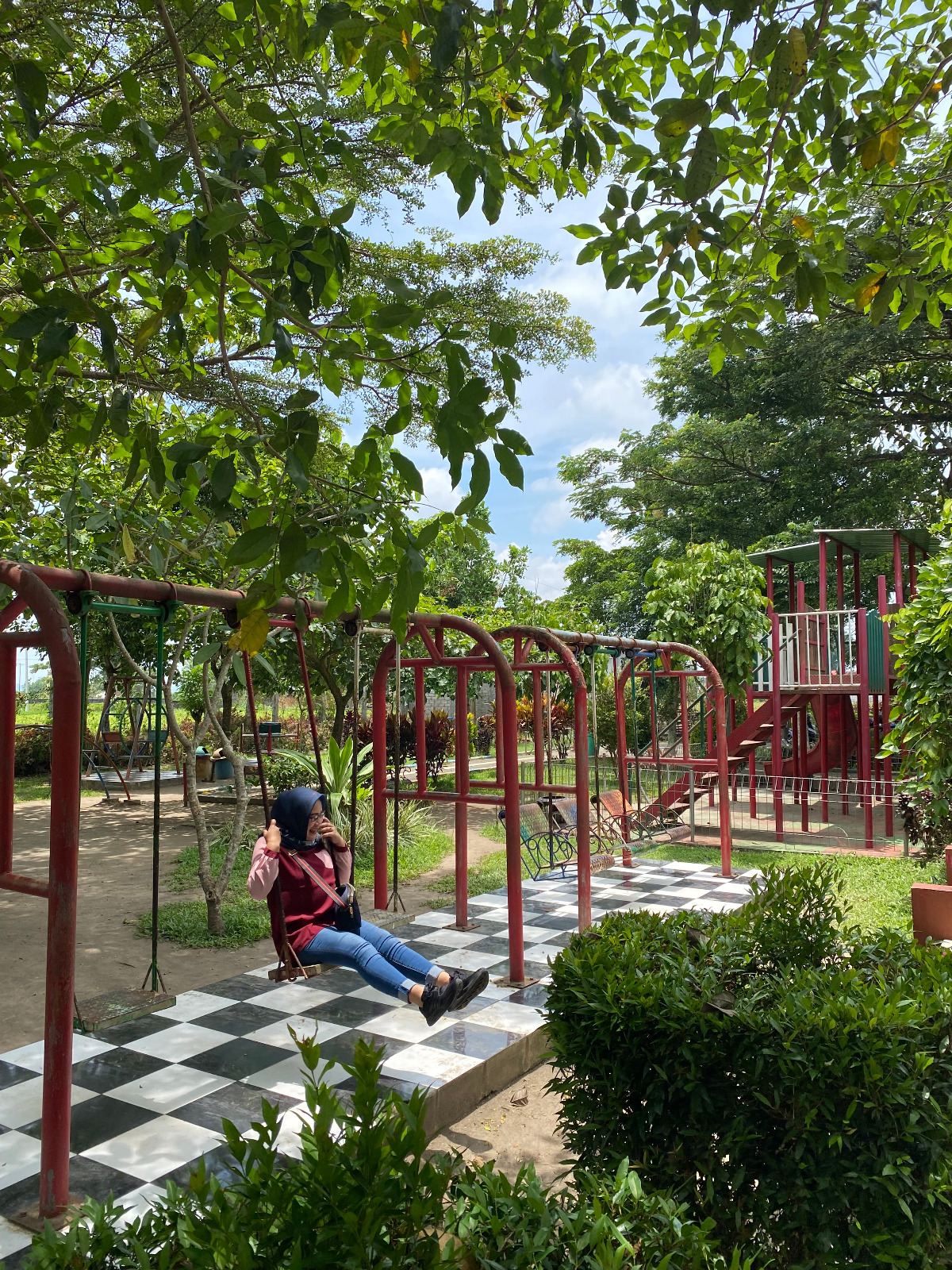SEJUK: Suasana hijau yang memanjakan pengunjung tersaji di Blitar Green Park.