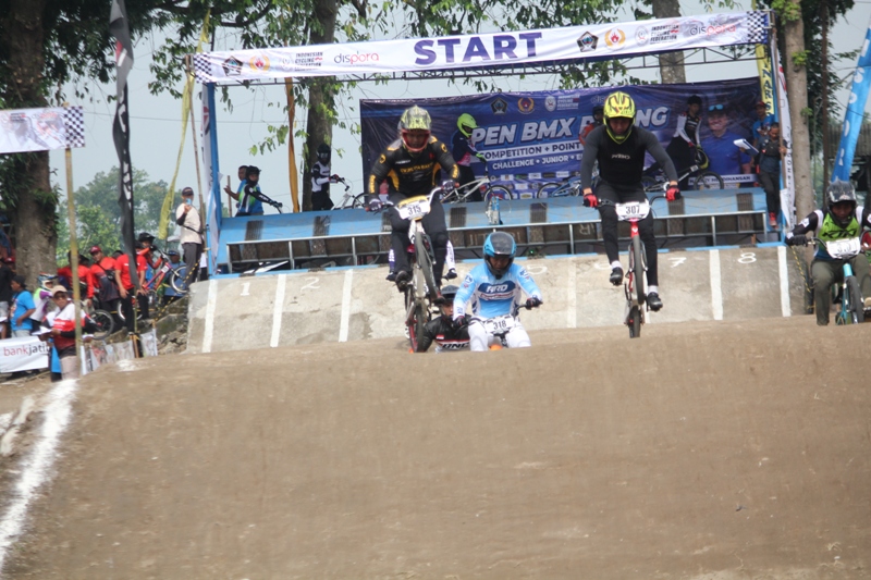 SERU: Sejumlah peserta lomba balap sepeda BMX adu ketangkasan. 