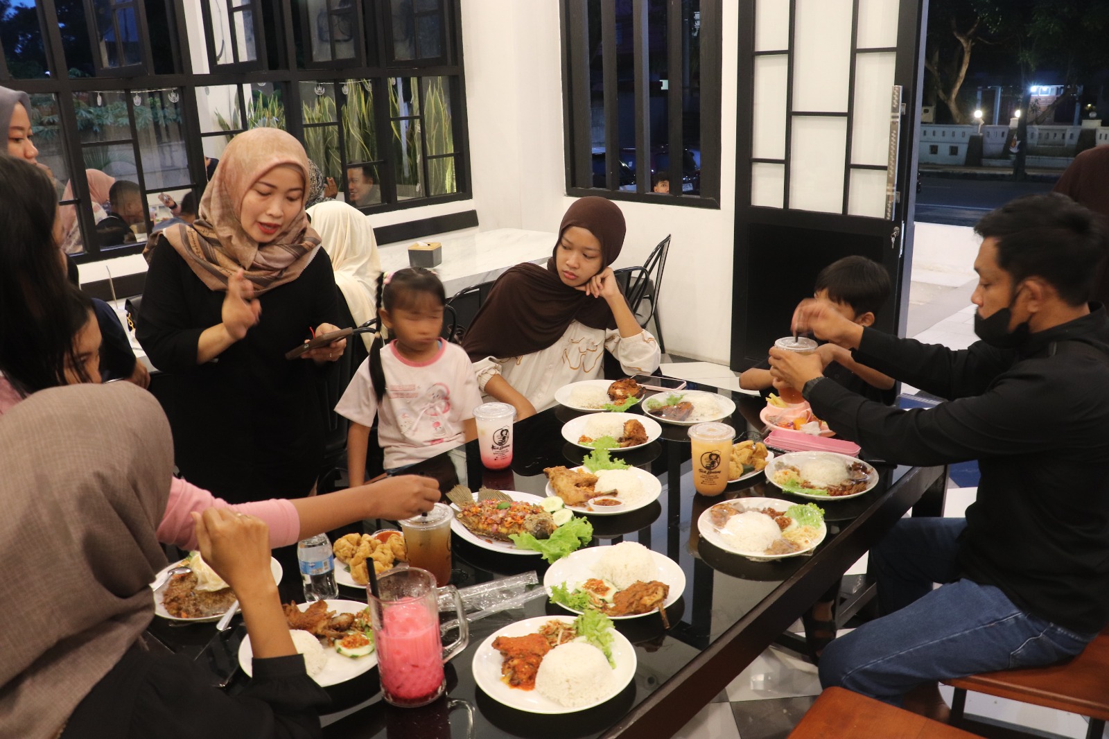 NYAMAN: Pengunjung menikmati menu sajian berbuka puasa Ramadan di Depot Tacik Gentong Gracia, Sabtu (21/2/2026).