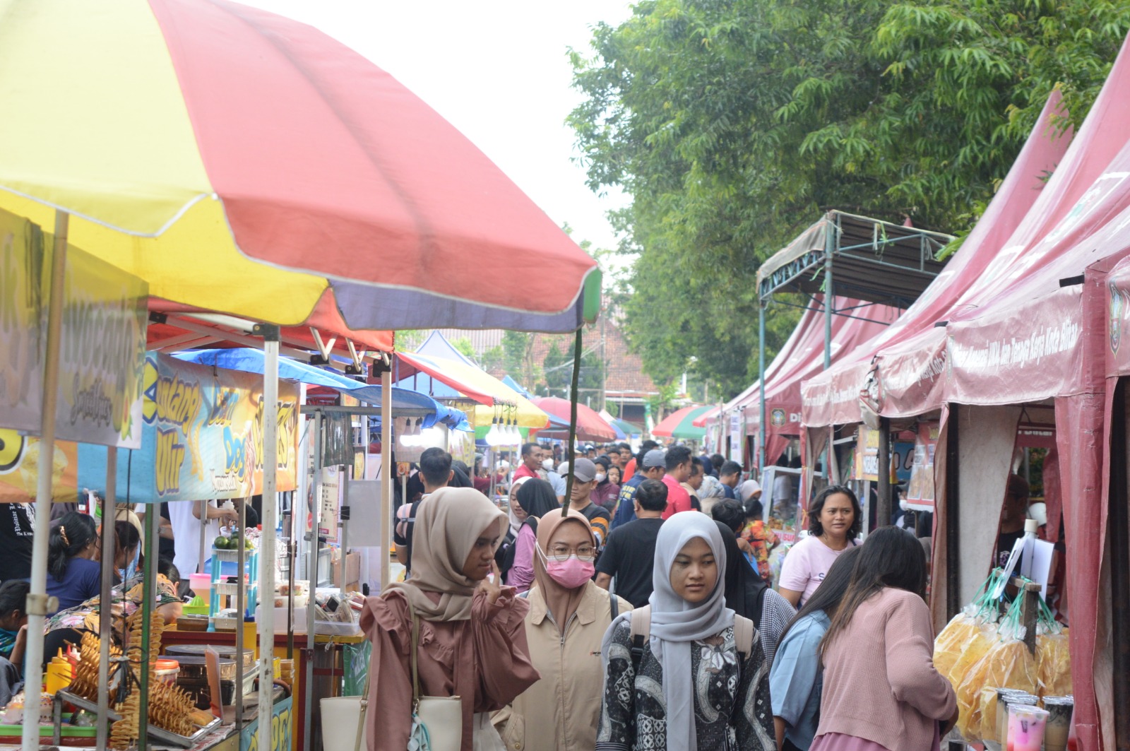   RAMAI: Suasana ramai Bazar Takjil Ramadan di Jalan Kenanga, Kota Blitar, setiap menjelang waktu berbuka puasa.