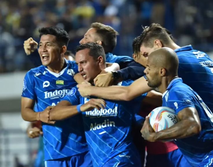 Preview Madura United vs Arema FC pekan ke-22. Arema punya rekor tandang bagus, Madura United berjuang keluar dari papan bawah.(Pinterest)