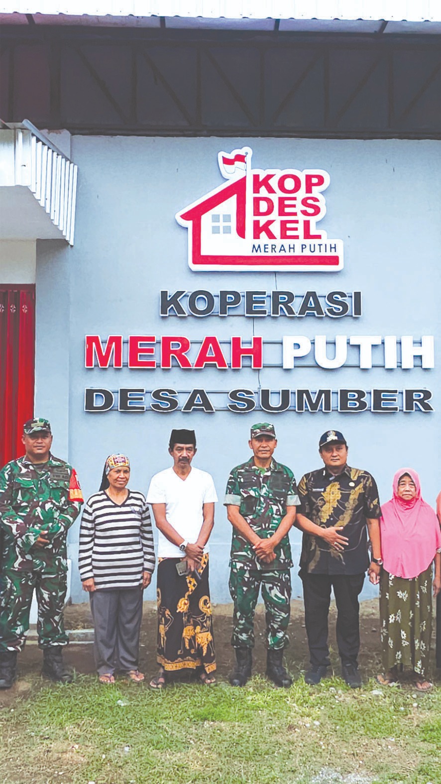 Camat beserta jajaran TNI berfoto bersama di depan KDMP Desa Sumber, Kecamatan Sanankulon. 