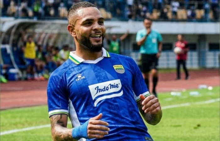 Layvin Kurzawa dikaitkan dengan Persib Bandung, namun gaji tinggi eks PSG jadi tantangan besar dalam transfer 2026.