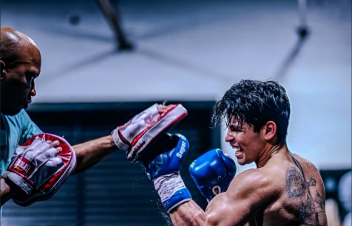 Update Ryan G 2026: Ryan Garcia kalahkan Mario Barrios dan rebut gelar juara dunia WBC setelah dominasi penuh 12 ronde.