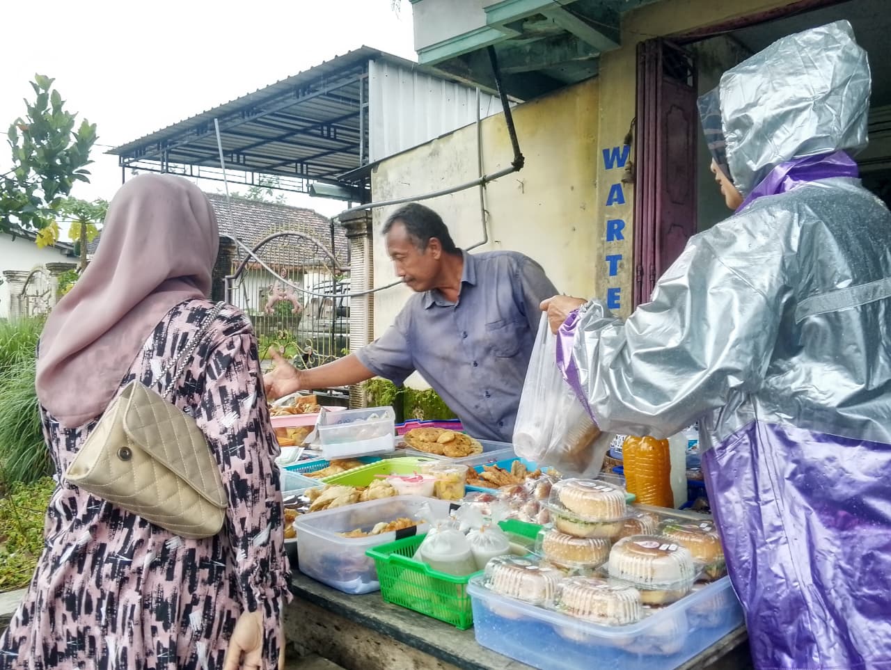  &lrm;Kawasan Desa Kunir Dipadati Warga dan Santri &lrm;&lrm;Berburu Takjil Murah Meriah Jelang Waktu Berbuka Puasa