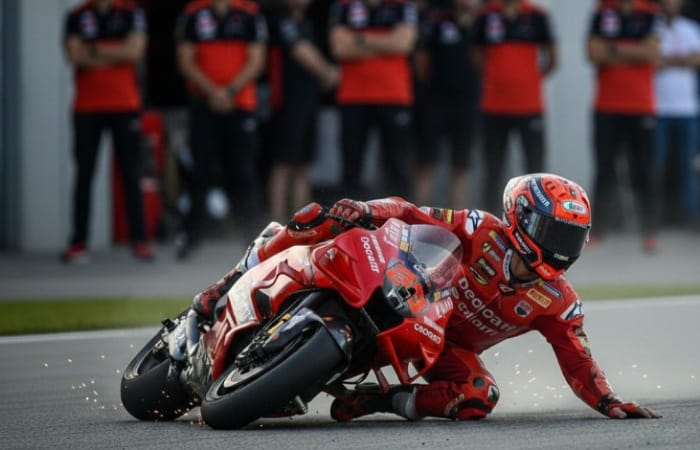 Marc Marquez bikin Ducati terdiam usai dua crash di Buriram. Drama kontrak 1+1 MotoGP 2026 picu spekulasi Honda.
