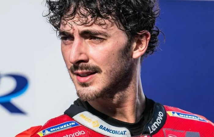 Pecco Bagnaia dirumorkan pindah ke Aprilia dengan kontrak 4 tahun, memanaskan bursa transfer MotoGP 2026.