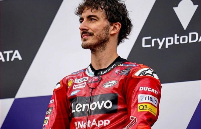 Pecco Bagnaia dirumorkan gabung Aprilia dengan kontrak 4 tahun, berpotensi ubah peta persaingan MotoGP 2026.