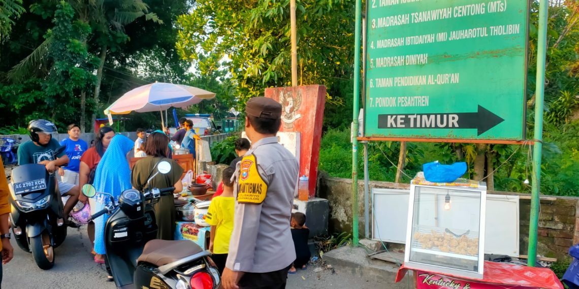 POLSEK SANANKULON UNTUK RADAR PENATARAN &lrm;MEMASTIKAN: Personel Polsek Sanankulon lakukan pengamanan kamtibmas di pasar takjil yang menjadi pusat keramaian. 
