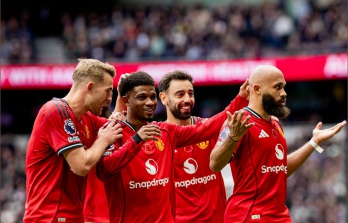 Manchester United bersaing ketat dengan Liverpool dan Chelsea menuju Liga Champions, lima laga ke depan jadi penentu posisi.