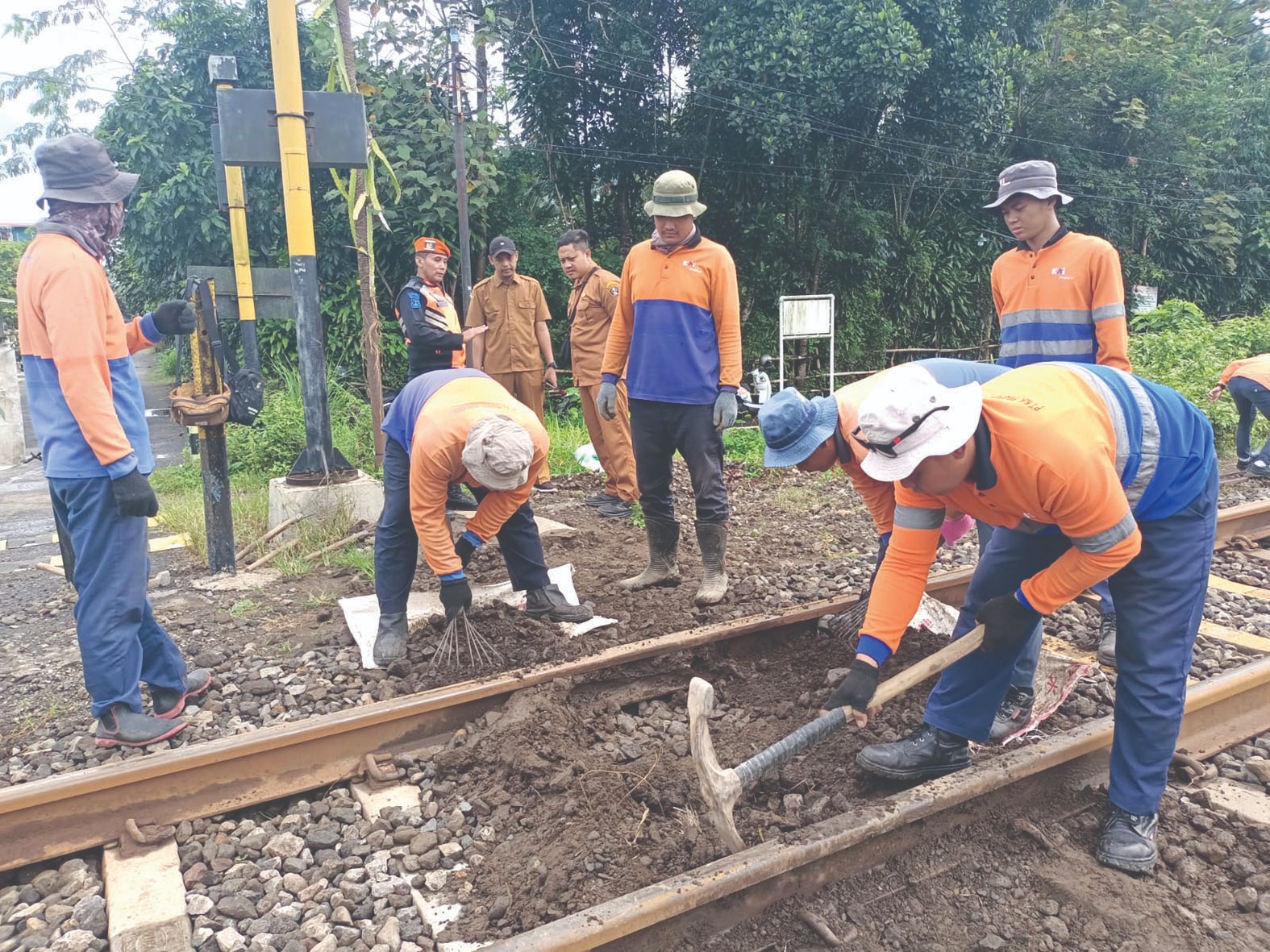 Gencar Tertibkan Jalur Perlintasan Sebidang KA Demi Selamatkan Nyawa Risiko Tinggi Kecelakaan, Terobos Palang Pintu Sanksi Pidana    