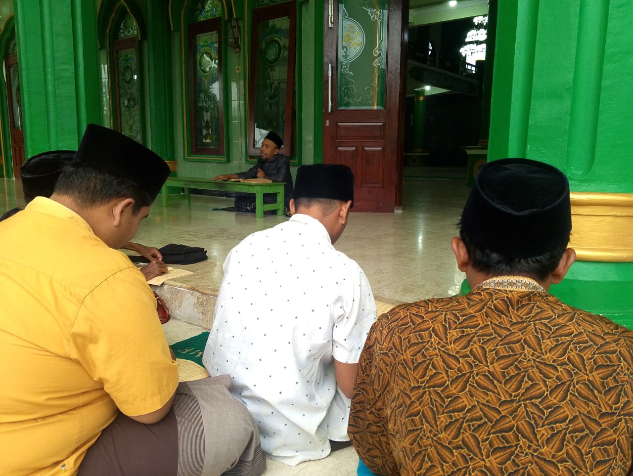 &lrm;KHUSYUK: Sejumlah santri menyimak penjelasan pengajar saat Ngaji Pasan di Masjid Jami Baitul Quddus Desa/Kecamatan Wonodadi.  