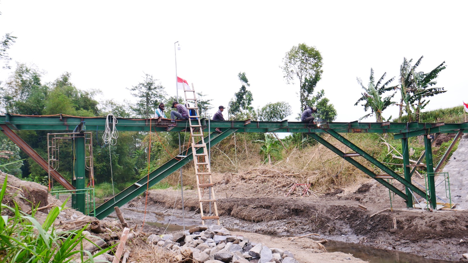 KOKOH: Pemasangan rangka besi Jembatan Perintis Garuda di Desa Bendosewu, Kecamatan Talun, Kabupaten Blitar. 