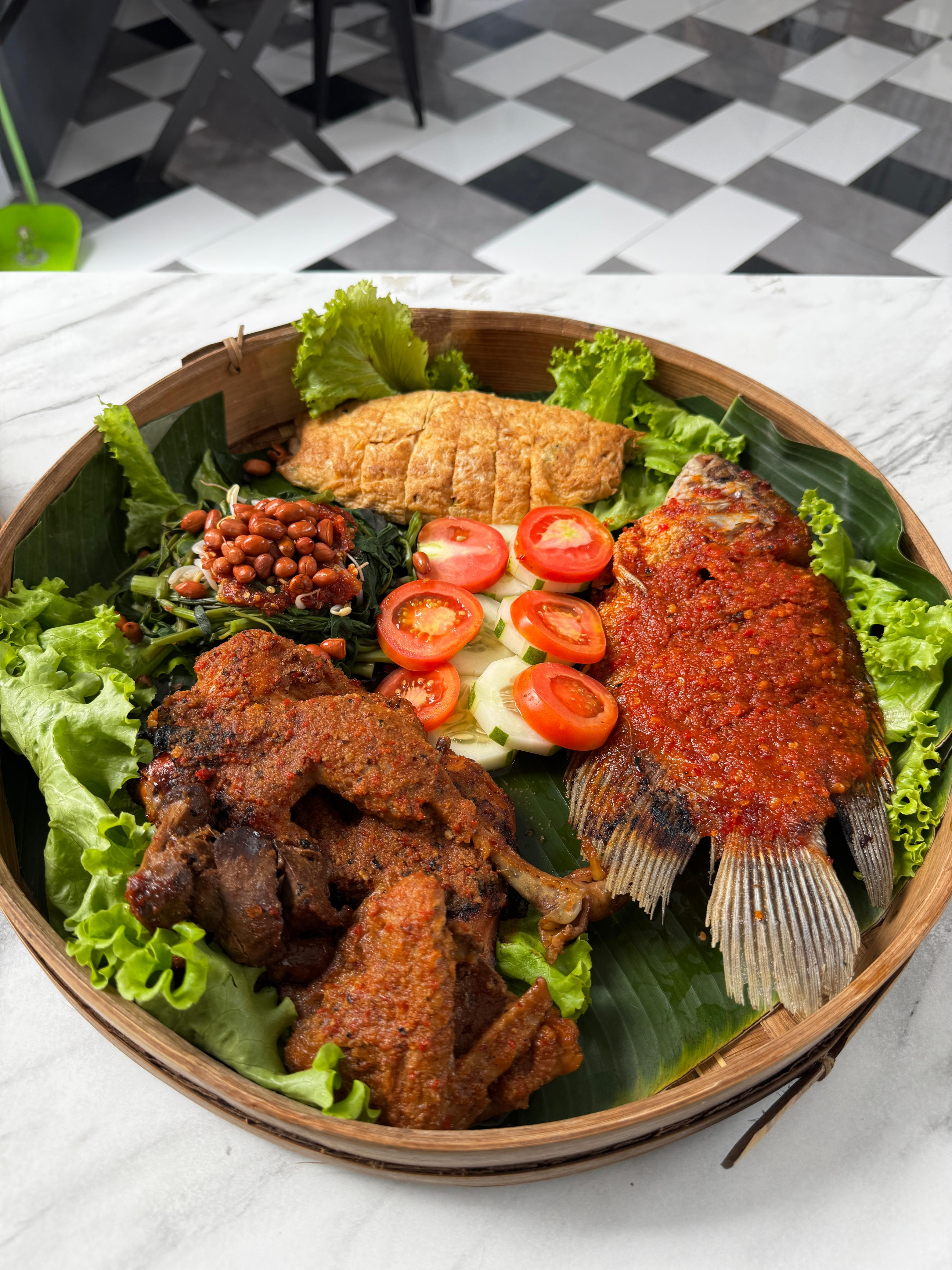LEZAT: Paket menu kroyokan untuk berbuka puasa Ramadan di Depot Tacik Gentong Blitar. 