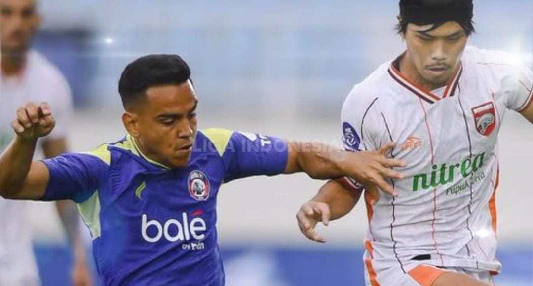Arema FC ubah komposisi tim lawan Borneo FC, Adi Satrio absen dan Lukas Frigeri jadi starter di BRI Super League.