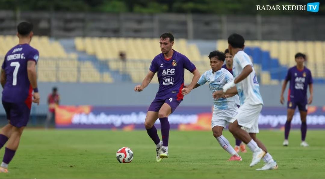 Iman Garcia kembali bela Persik Kediri lawan Persis Solo usai sanksi tuntas, tapi Kiko harus absen karena kartu merah.