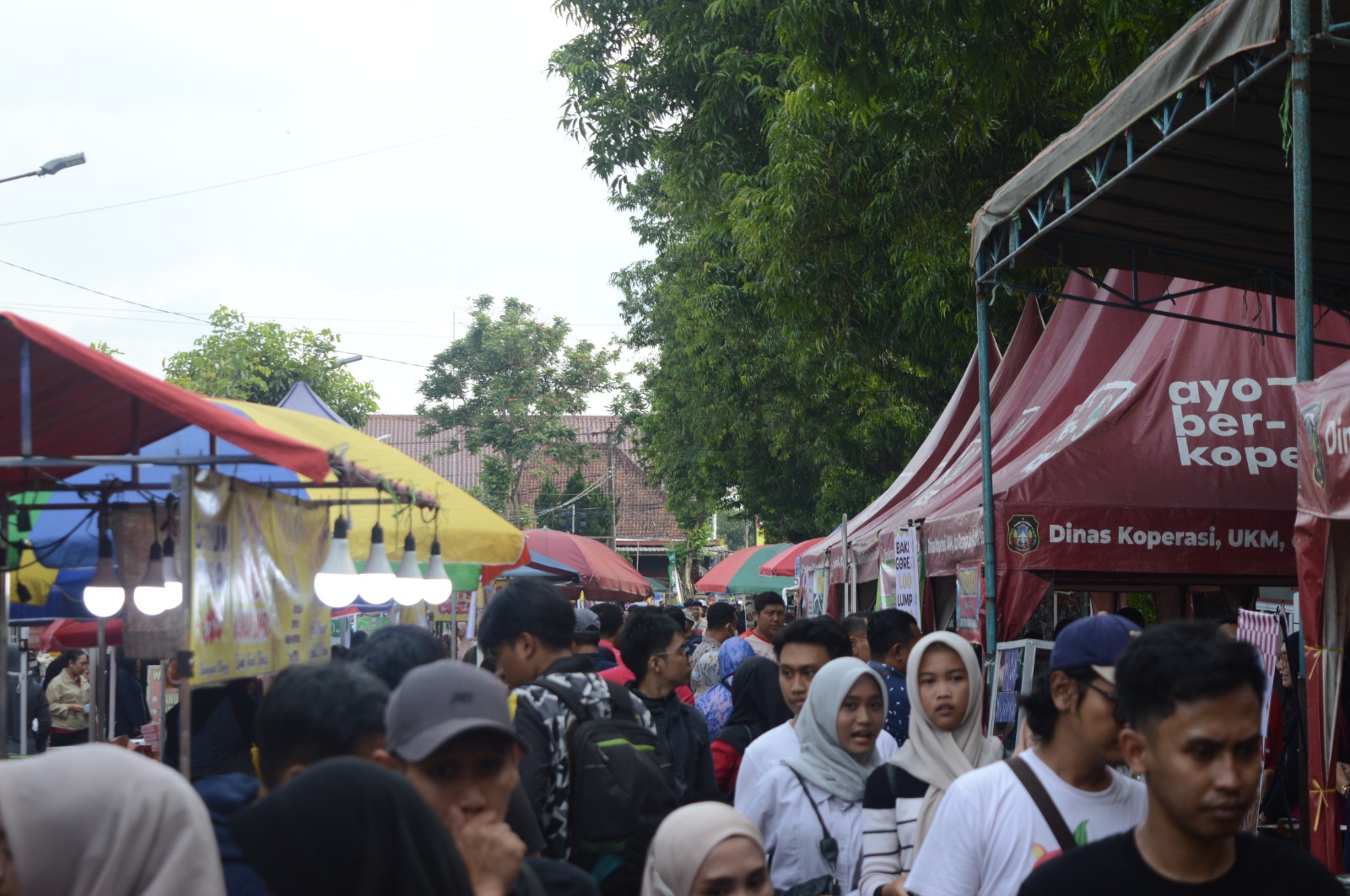 RAMAI: Pengunjung memadati pasar takjil Ramadan di Jalan Kenanga Kota Blitar. Beragam mamin dijual untuk berbuka puasa.  