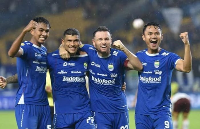 Persib Bandung vs Madura United 5-0 diwarnai sorotan wasit dan VAR. Pesta gol Maung Bandung di pekan 23.