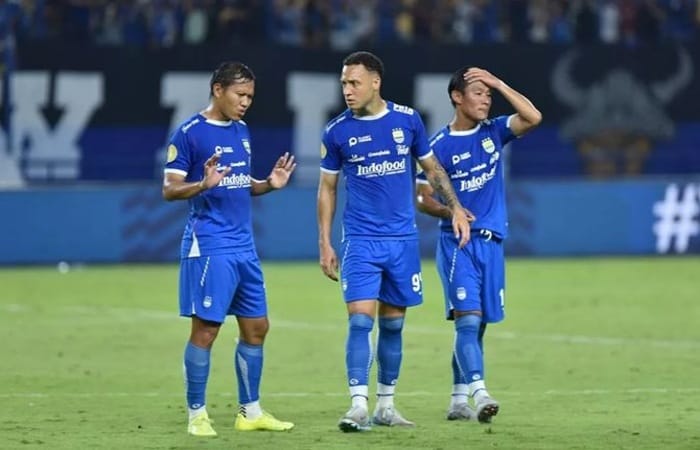 Persib Bandung pesta gol 5-0 atas Madura United dan makin kokoh di puncak klasemen BRI Super League.