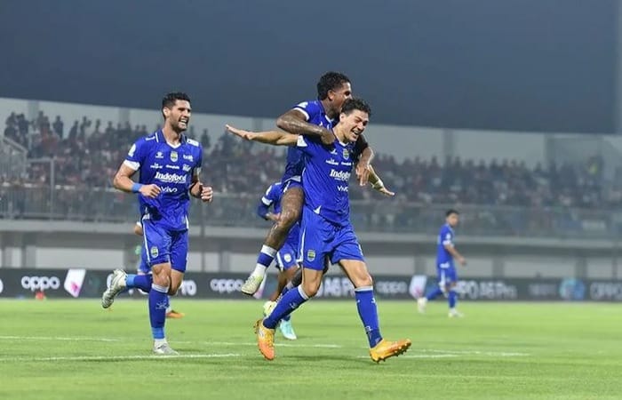 Persib Bandung menang 5-0 atas Madura United di BRI Super League dan kukuh di puncak klasemen.