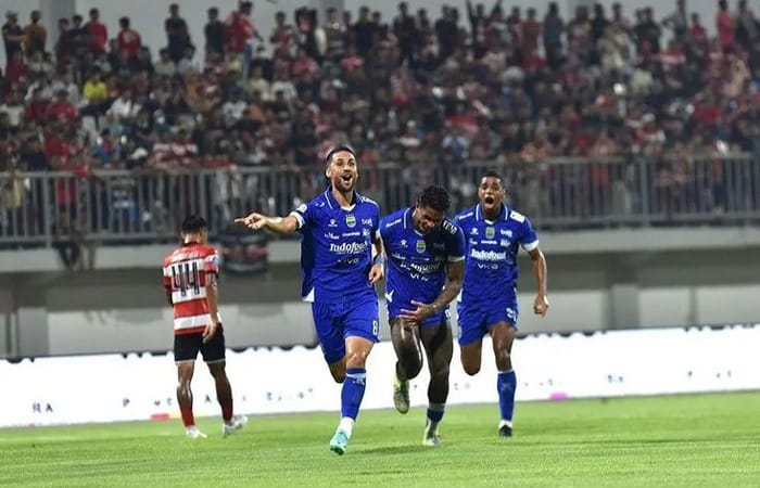 Persib Bandung hancurkan Madura United 3-0, Mauricio Souza akui iri positif atas performa impresif Maung Bandung.