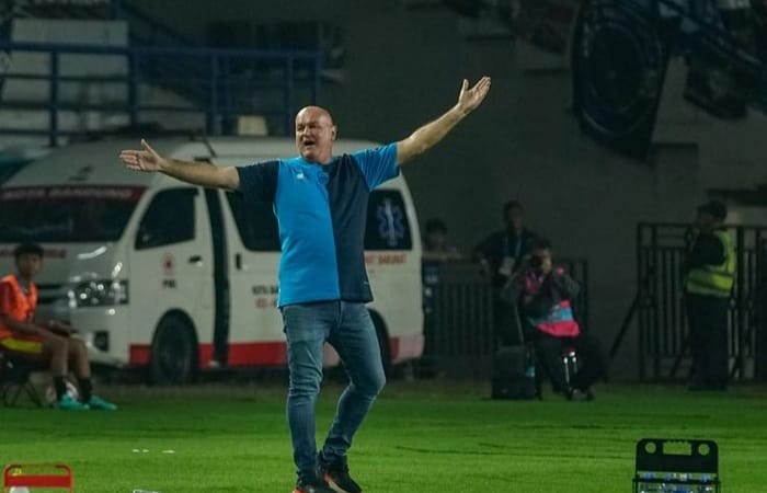 Boyan Hodak bawa Persib Bandung konsisten juara. Ini rahasia taktik dan manajemen emosi yang bikin Liga 1 didominasi.
