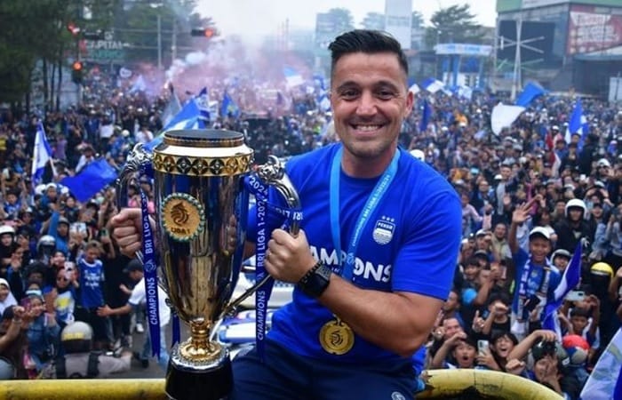 Persib vs Persija berakhir 1-0. Strategi parkir bus Bojan Hodak bawa Maung Bandung kunci puncak klasemen.