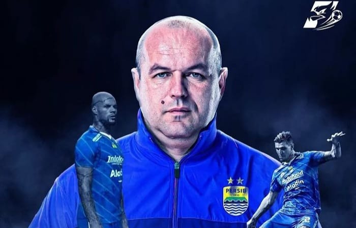 Analisis taktik Persib Bandung usai libas PSBS Biak, 28 tembakan dan strategi 4-2-3-1 Bojan Hodak jadi sorotan.