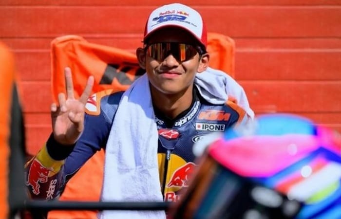 Feda Ega Pratama bikin kejutan di Moto3 Thailand 2026. Debut tembus 6 besar dan sempat posisi 2 di Buriram!