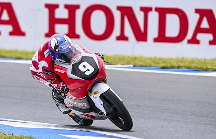 Moto3 Thailand 2026 memanas! Feda Ega Pratama loncat dari P11 ke P2 di FP1 sebelum finis P6 di Buriram.