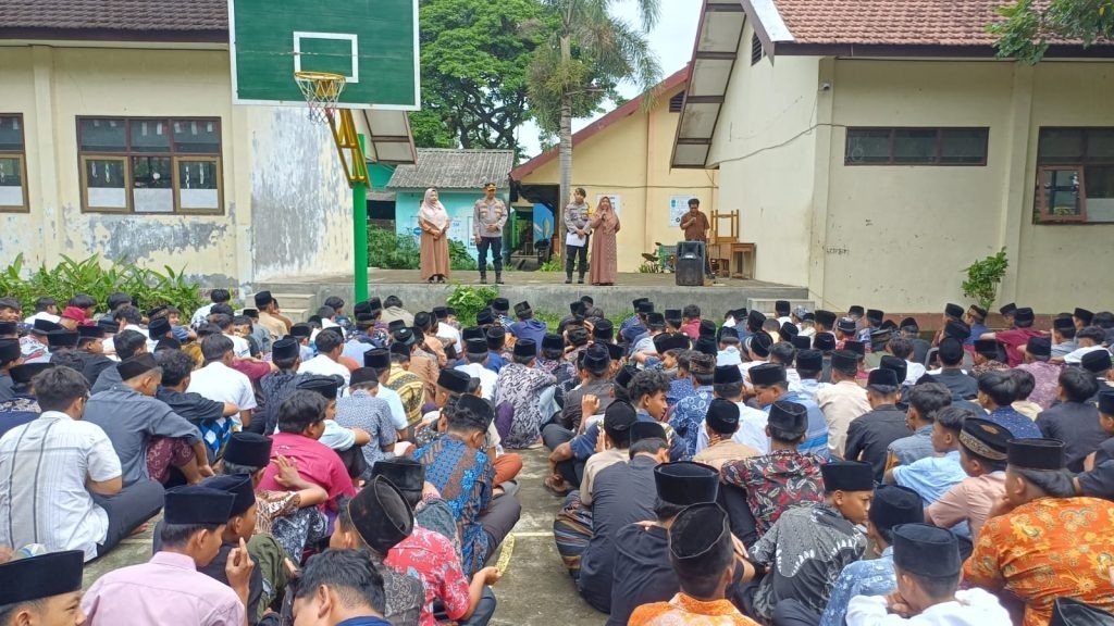 PEN&lrm;CEGAHAN: Polsek Srengat berikan imbauan agar para siswa tidak membuat atau menerbangkan balon udara.