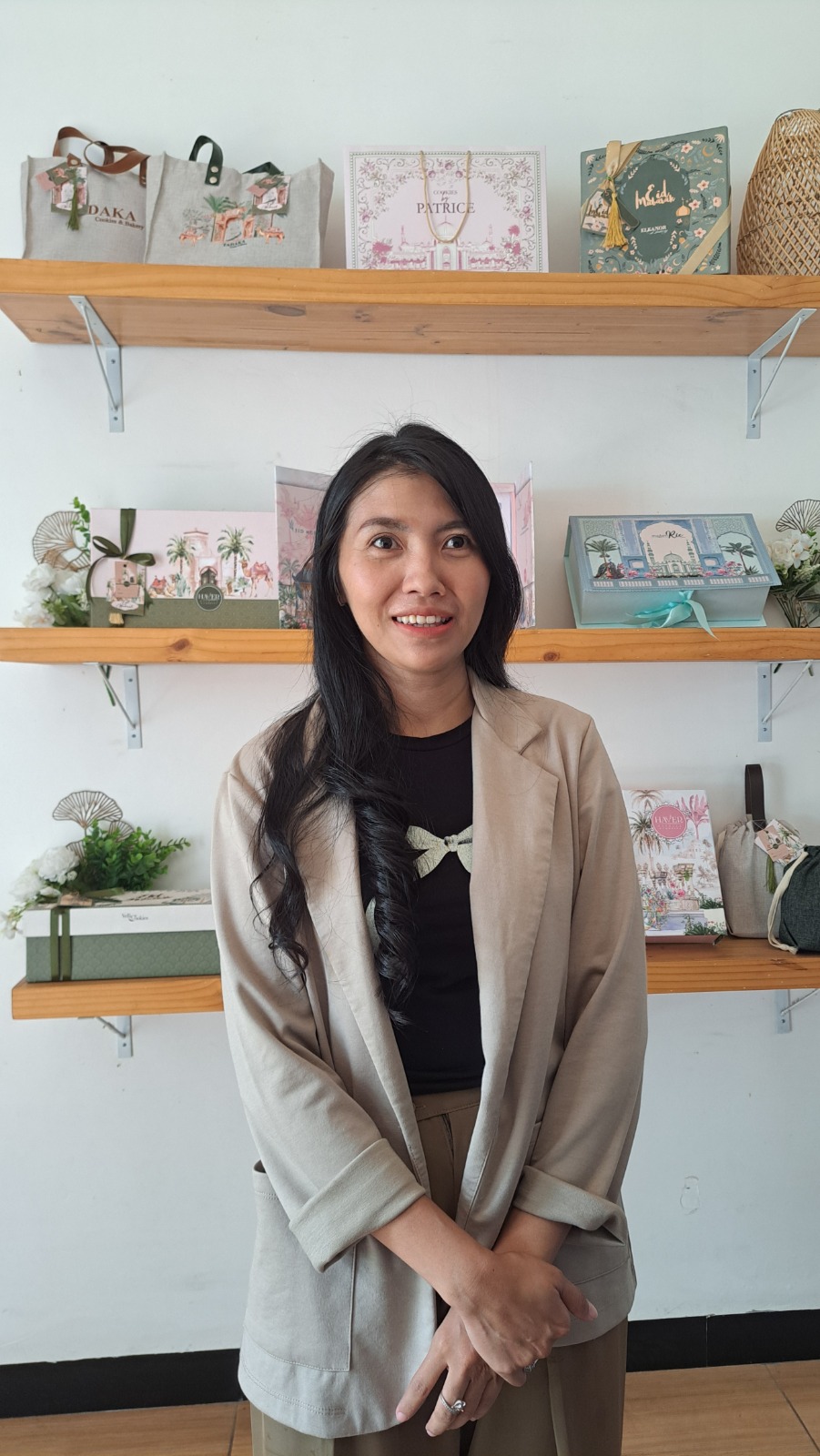 Lendy Renora, Pelaku usaha boks hamper Blitar ramai pesanan jelang Lebaran. 