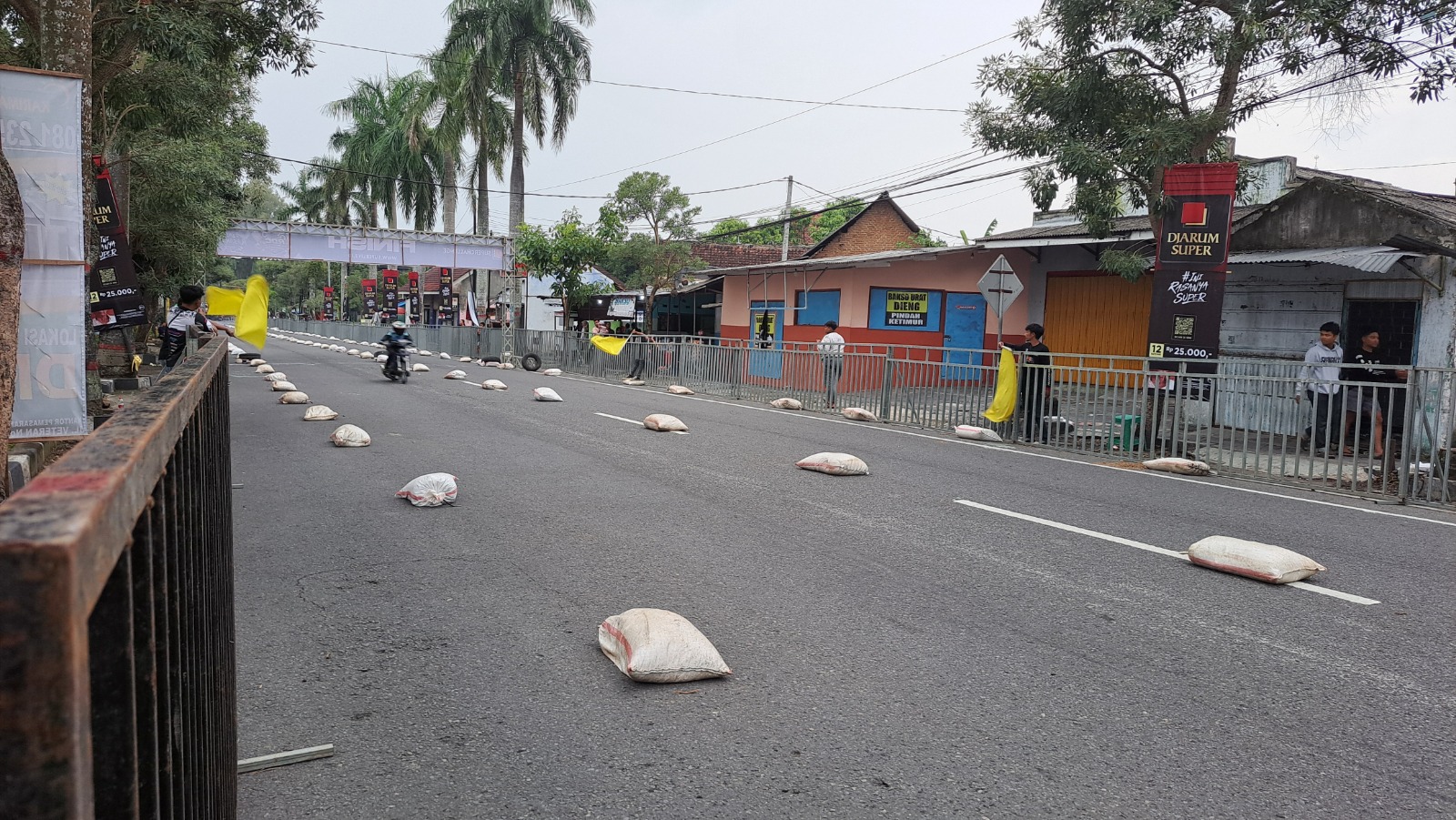 FAJAR RAHMAD ALI WARDANA/RADAR BLITAR  JARING PEBALAP POTENSIAL: Salah satu pebalap motor memacu sepeda motornya di ajang Rookie Drag Competition (RDC) Wali Kota Blitar. 