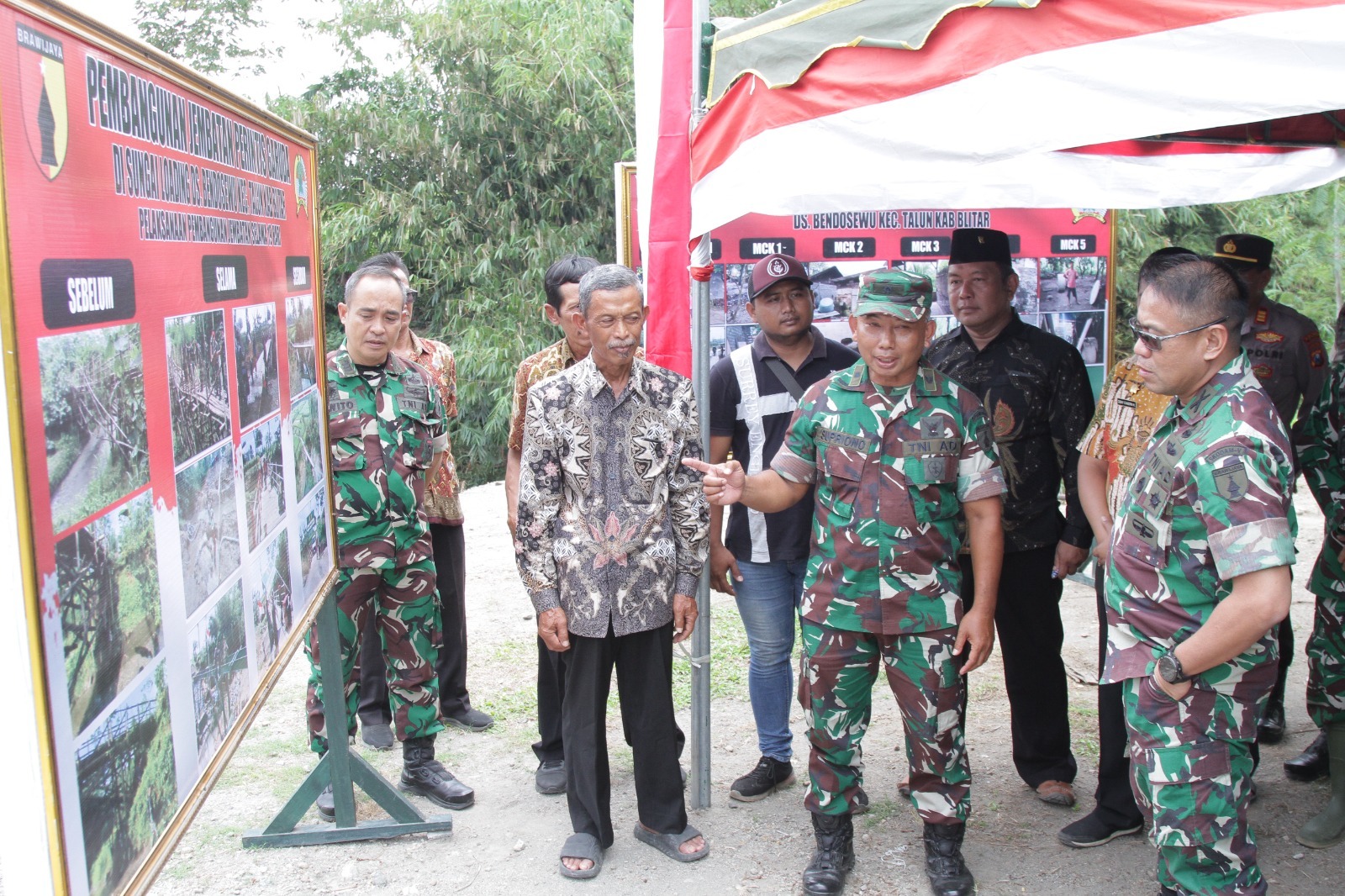 Aster Kasdam V/Brawijaya Kolonel Inf Timmy Prasetya H (kanan) melaksanakan monitoring dan evaluasi (monev) pembangunan Jembatan Perintis Garuda Tahun Anggaran 2026 di Talun Blitar, Sabtu (28/2/2026).