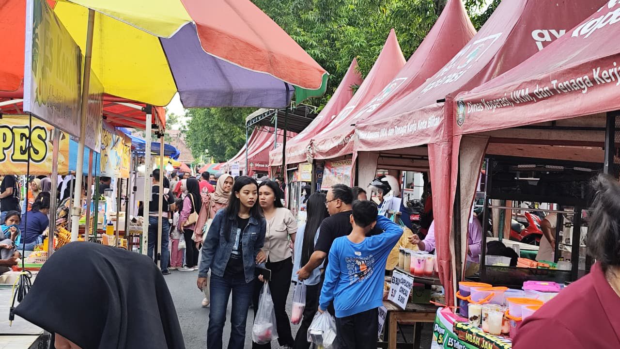 MAGNET WARGA: Pasar takjil di Jalan Kenanga Kota Blitar menjadi jujukan masyarakat dalam berburu takjil untuk berbuka puasa. 
