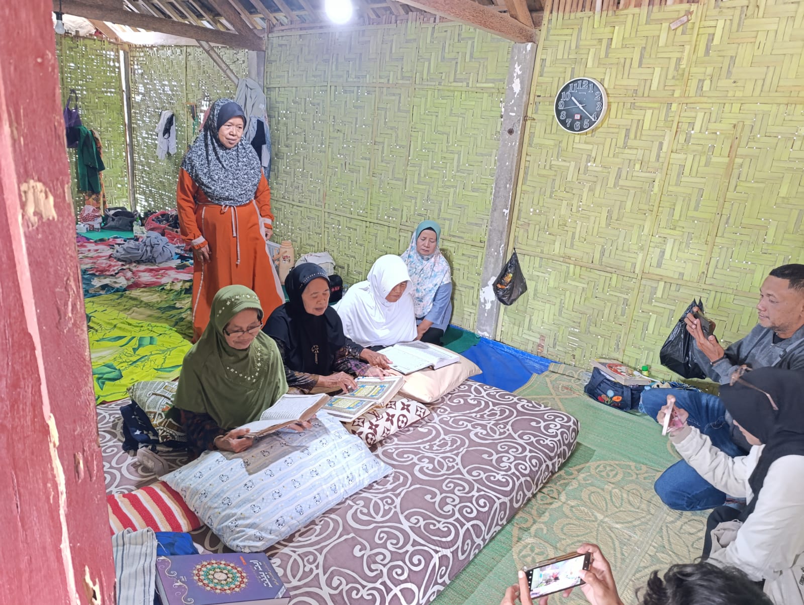   SANGAT BERMANFAAT: Salah satu kegiatan mengisi Pondok Ramadan Lansia di Desa Kendalrejo, Kecamatan Talun.