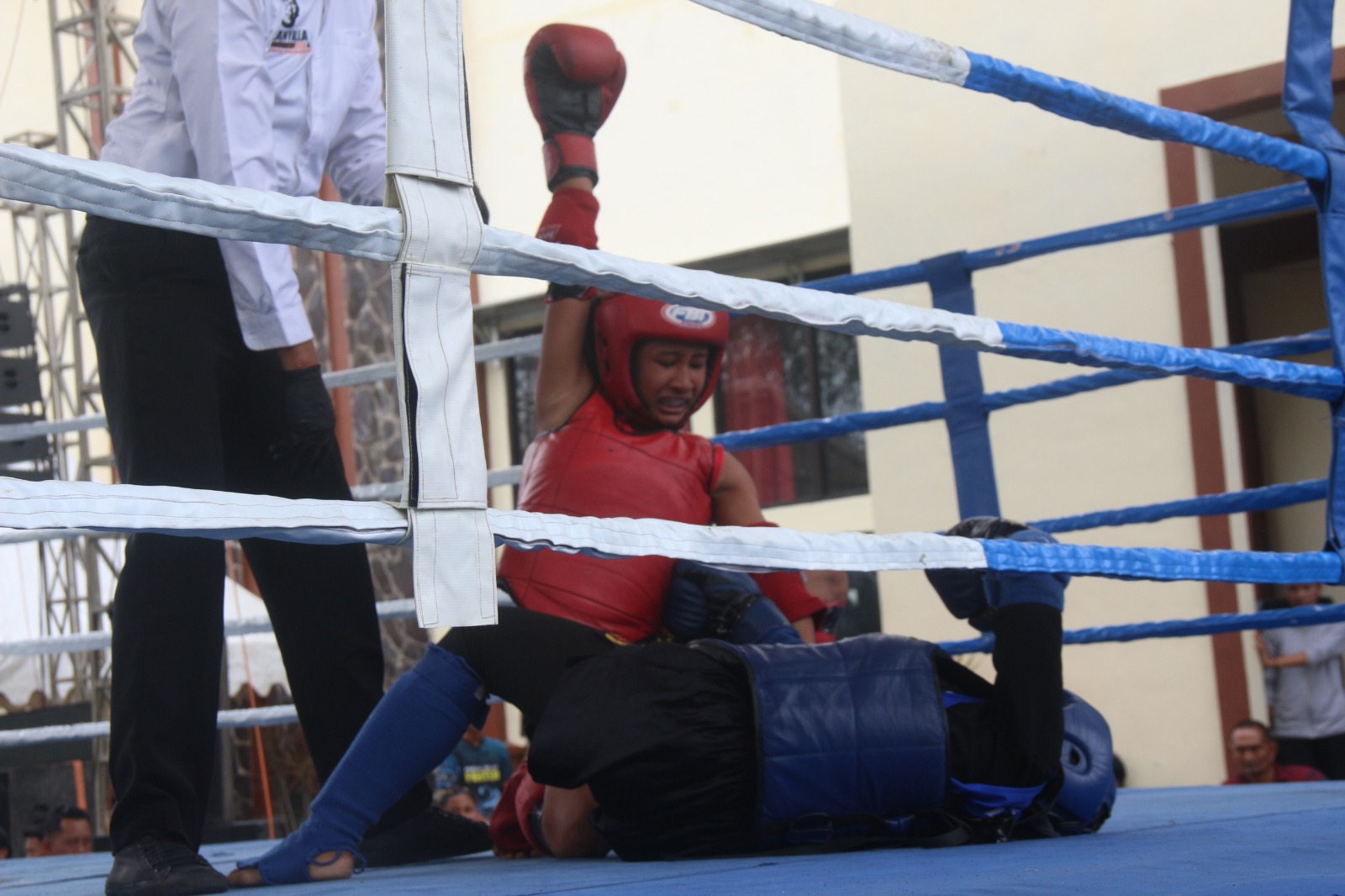   MAKSIMAL: Atlet muay thai Kabupaten Blitar saat bertanding pada ajang kejurprov saat menjadi tuan rumah pada 2025 lalu.