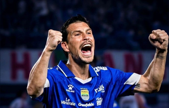 Thom Haye comeback bersama Persib Bandung saat lawan Persebaya, jadi kunci penting dalam laga panas dan penuh gengsi.