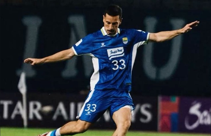 Thom Haye akhirnya kembali ke Persib Bandung. Boyan Hodak ungkap alasan absennya jelang laga penting.