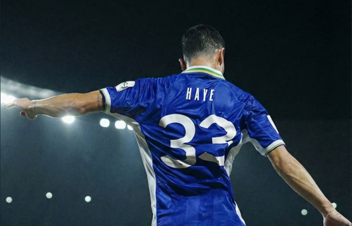 Thom Haye kembali ke Persib Bandung setelah absen misterius. Ini penjelasan Boyan Hodak dan dampaknya. 