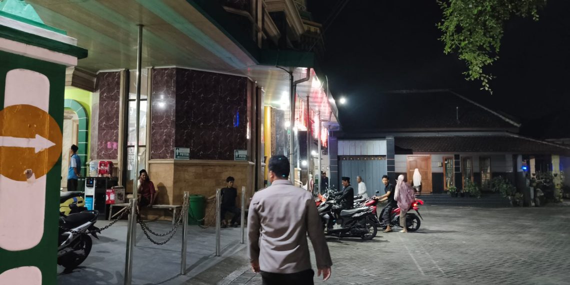 &lrm;POLSEK SANANKULON UNTUK RADAR PENATARAN &lrm;PENCEGAHAN: Polisi lakukan pengetatan pengawasan masjid untuk cegah curanmor di saat pelaksanaan salat Tarawih. &lrm;
