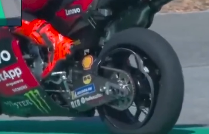 Marc Marquez gagal di MotoGP 2026 Thailand akibat insiden ban meledak. Ducati tumbang, Aprilia justru tampil dominan.