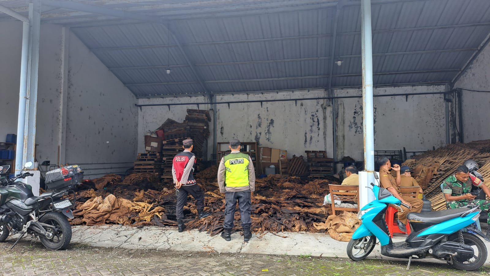 Kondisi daun tembakau yang terbakar di Kelurahan Tawangsari Kecamatan Garum, Selasa pagi (3/3).