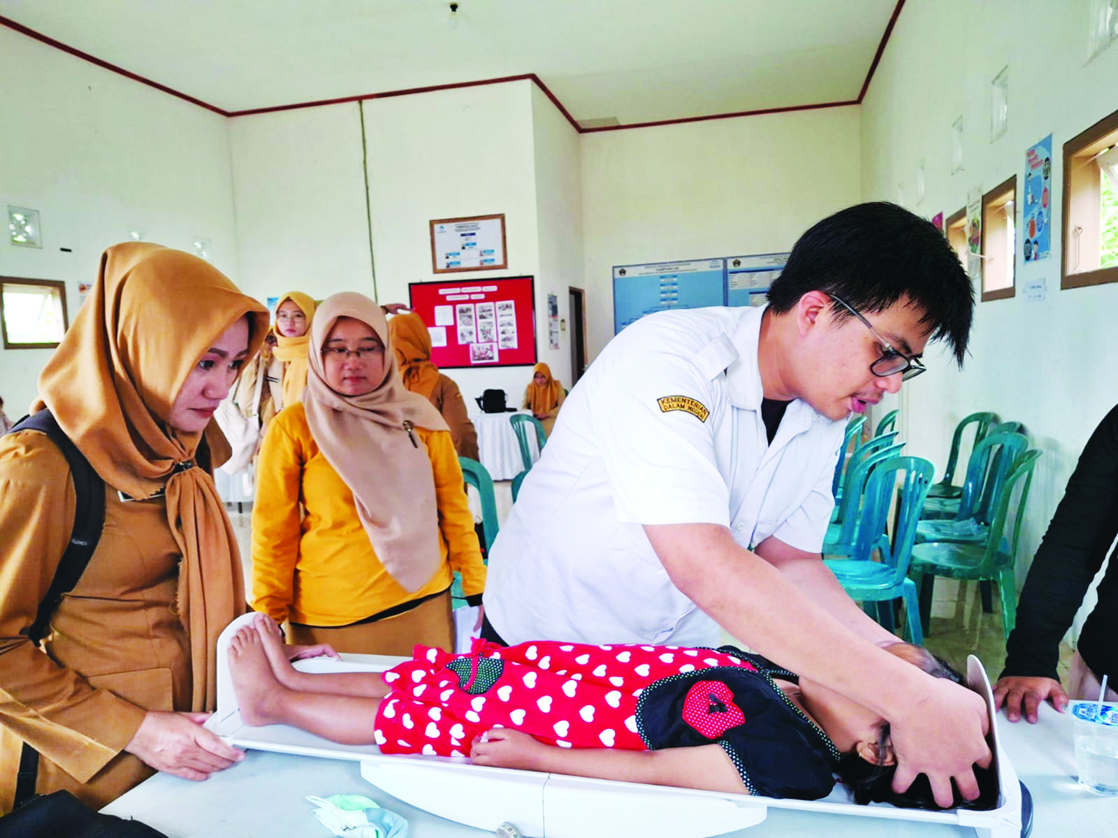 &lrm;DINKES KABUPATEN BLITAR UNTUK RADAR PENATARAN &lrm;SEHAT: Seorang anak sedang menjalani timbang berat badan saat pemeriksaan di posyandu. 