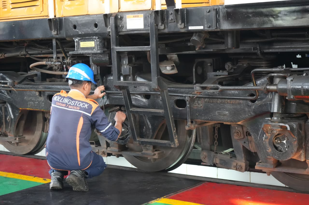 Intensif Cek Keamanan Lokomotif Depo KA Persiapan Mudik Lebaran 
