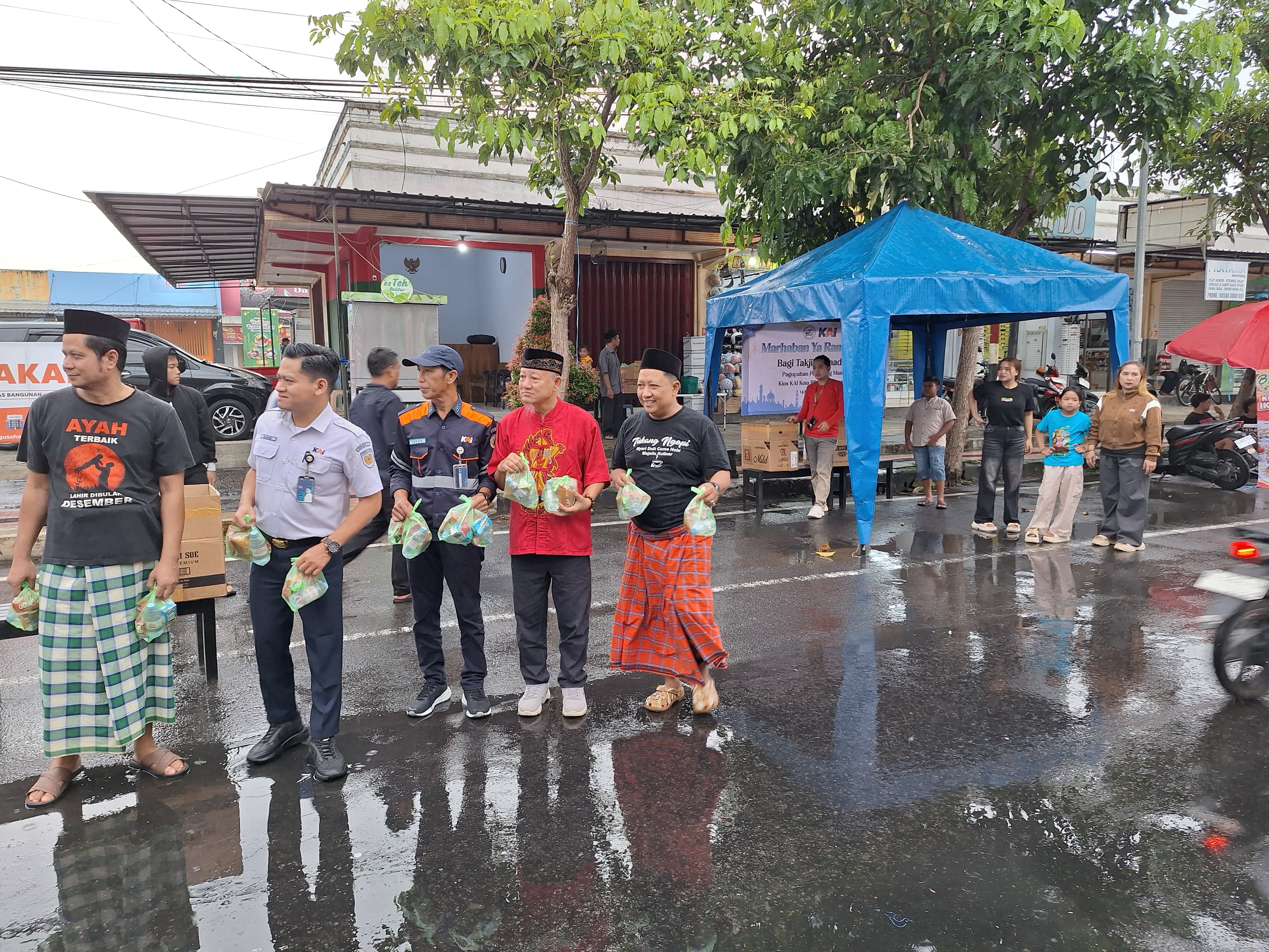 Paguyuban pedagang kios Jalan Mastrip dan KAI Stasiun Blitar berbagi takjil, Selasa (3/3/2026).