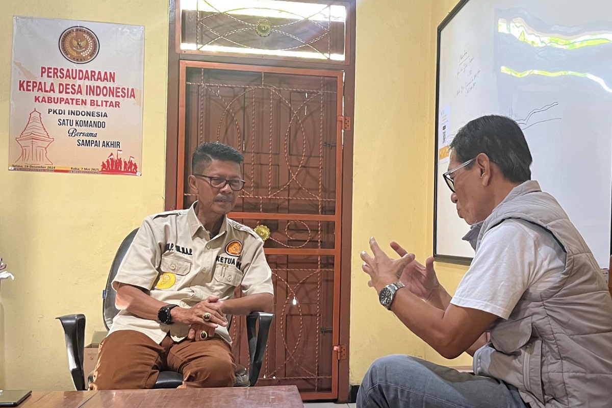 Direktur Radar Tulungagung, Aris Sudanang berdiskusi tentang desa bersama Kades Karanggondang sekaligus sebagai Ketua PKDI Kabupaten Blitar, Rudy Puryono di kantor Desa Karanggondang, pada Rabu(4/3) 